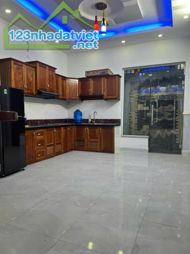 bán nhà dưới 6 tỷ nhà bè, hẻm xe hơi tránh né. dt: 4 x 13m, 2 lầu, sân thượng - 2