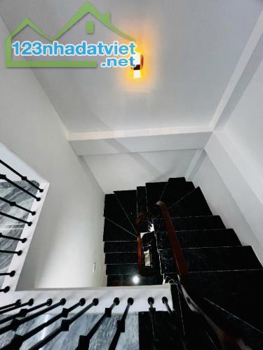 TT Thành Trì, bán nhà đẹp xây mới DT: 40m x 4 tầng, Mt: 44m , full nội thất, nhỉnh 4tỷ - 2