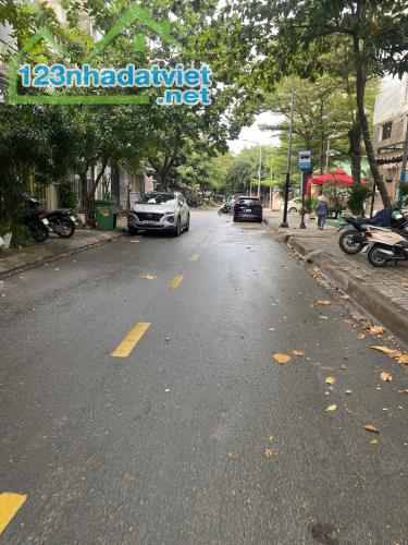 Nhà mặt tiền tân hòa 2 hiệp phú DT 103m , 3 tầng vị trí đẹp