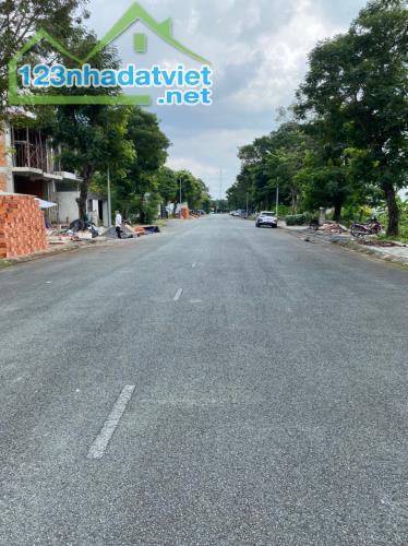 Lô đất khu tái đinh cư Long Bình DT 107m trục chính