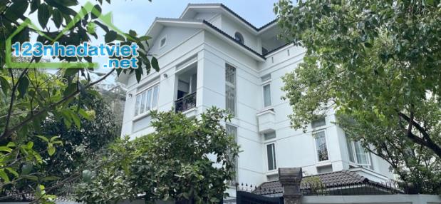 Biệt thự sân vườn-Góc 2 mặt tiền view công viên đường số 27 Tân Phong Quận 7, 4 tầng