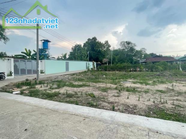 CẦN TIỀN XÂY NHÀ TÔI BÁN (200M2) ĐẤT THỔ CƯ NGAY TRUNG TÂM THỊ XÃ BÌNH LONG GIÁ- 190 TR - 5