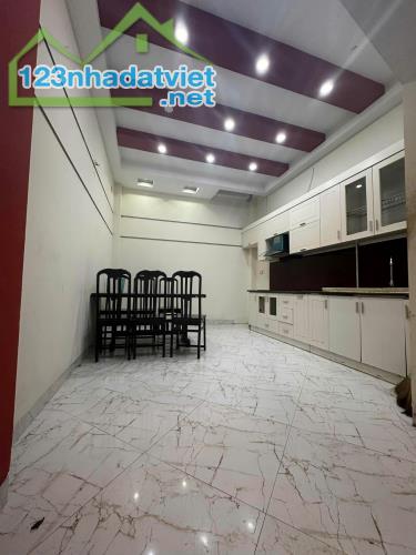 MẶT NGÕ 79 CẦU GIẤY Ô TÔ - KINH DOANH ĐỈNH - NHÀ ĐẸP Ở LUÔN
Dt 46m2 5 tâng mt 3.6m Giá - 1