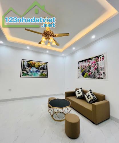 Nhà đẹp mới xây hiện đại, 35m2, 4T, nhỉnh 3 tỷ, ô tô đỗ cổng, nội thất đẹp