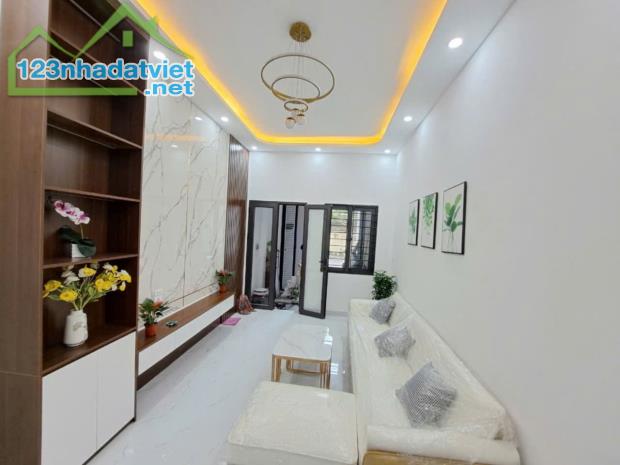 Bán nhà Lê Trọng Tấn - Thanh xuân, DT 40m2, Giá hơn 5 tỷ , oto 30 ,Lô góc.