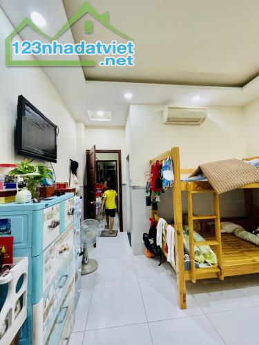 Bán gấp, Nhà 2 tầng, QL22, gần Chợ đầu mối Hóc Môn giá 5.3 tỷ TL.