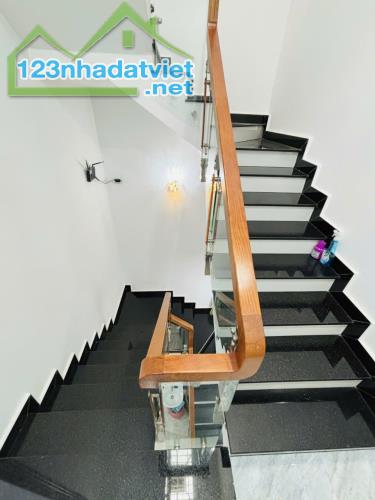 Ngộp Lý Thánh Tông - Giáp Q11 - 4x16m - HXH 8m vô nhà - 4 tầng mới - 3