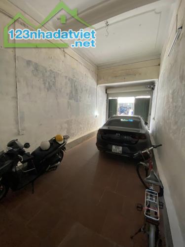 Cho thuê nhà 2 tầng diện tích 35m2 ở Hoàn Kiếm, dễ dàng đỗ ô tô trước cửa, rất thích hợp - 1