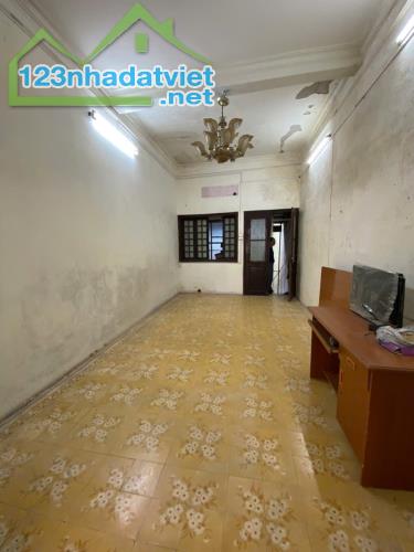 Cho thuê nhà 2 tầng diện tích 35m2 ở Hoàn Kiếm, dễ dàng đỗ ô tô trước cửa, rất thích hợp - 3