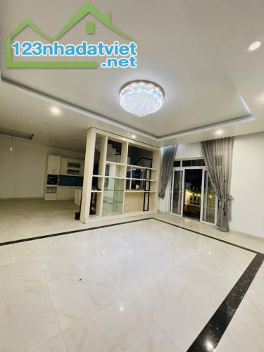 Bán nhà Vinhomes Riverside, 200m2, lô góc, đường rộng. Cực hiếm!!! - 2