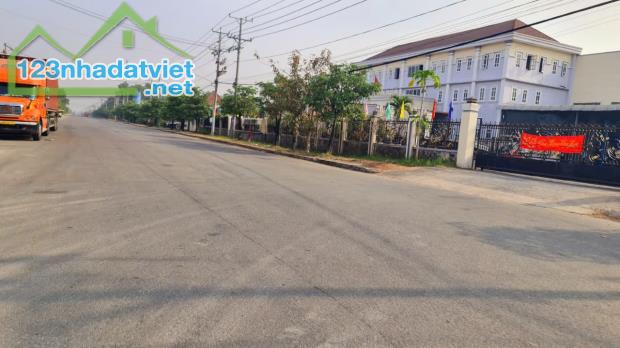 Cho thuê nhà xưởng 5000m2, giá 300 triệu, thuộc huyện Đức Hòa, Long An. 0974480757 - 3