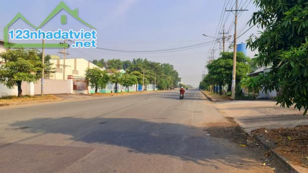 Cho thuê nhà xưởng 5000m2, giá 300 triệu, thuộc huyện Đức Hòa, Long An. 0974480757 - 2