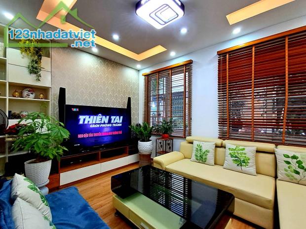 Bán Nhà cực đẹp, mặt tiền rộng, ô tô, KD, Nguyễn Phúc Lai, Đống Đa 80m2, giá 22 tỷ