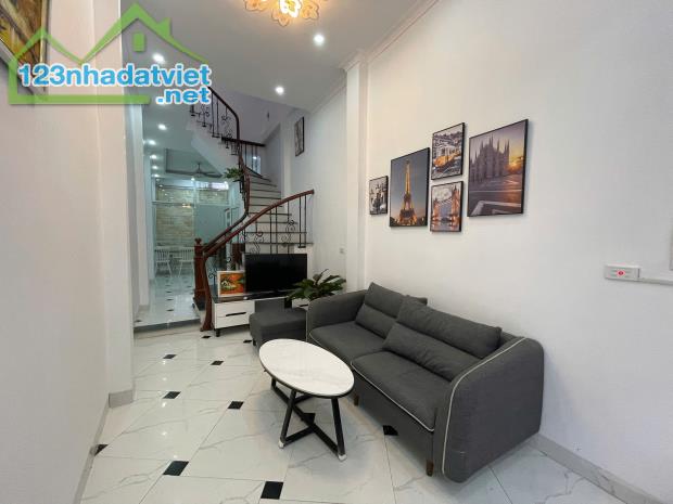 NHÀ PHỐ KHƯƠNG TRUNG, CẠNH NGÃ TƯ SỞ, ROYAL CITY, NỘI THẤT LUNG LINH 41M2, 5,85 TỶ