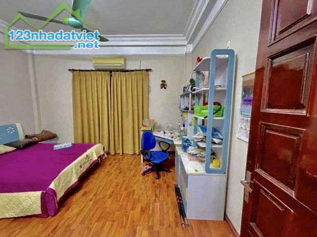 BÁN NHÀ RIÊNG tại Đường Nguyễn Khánh Toàn, 12,5 tỷ VND, 65 m2, CHÍNH CHỦ chỉ với 7 PN - 4