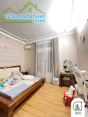 Nhà ở 4 tầng Tư Đình, Long Biên ngõ rộng oto tránh nhau gần chợ 69m, mặt tiền: 4m, 11 tỷ 1 - 3