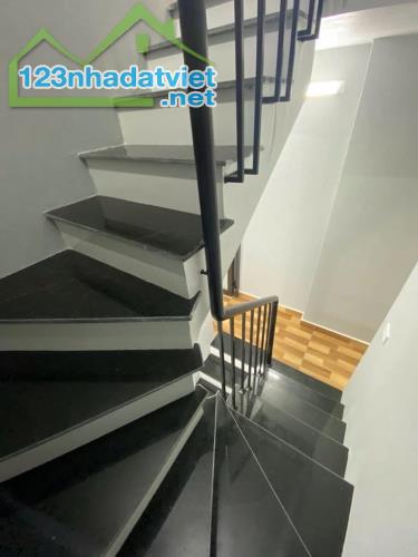 Bán nhà trung tâm phố Hoàng Đạo Thành - Kim Giang 35m2x3 tầng, giá 5.5 tỷ ngõ ô tô - 4