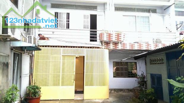 Cho thuê nhà nguyên căn P6Q8 – DTSD 112m2 – giá 9tr/th cọc 1 tháng. Lh:0903078807