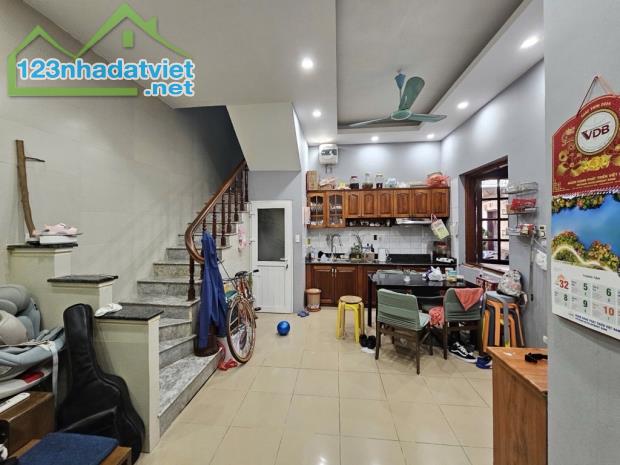 🏠Siêu phẩm Nhà mặt đường đê la thành, lô góc 2 mặt thoáng .DT:33m-5T-MT,5m, Giá chỉ  7.3