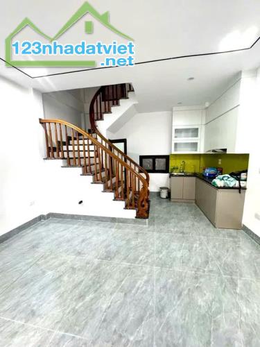 BÁN NHÀ MỚI- ĐẸP - Ô TÔ ĐỖ CỬA PHỐ BÁT KHỐI -LONG BIÊN, 30M2 X5 TẦNG,MT 4M, 5.6 TỶ. - 1