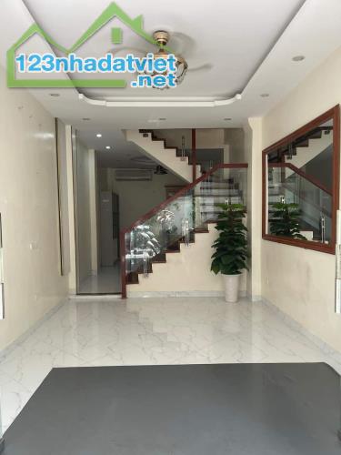 BÁN NHÀ DỊCH VỌNG CẦU GIẤY  6.5 TỶ 40m  5 TẦNG MT 4  2 THOÁNG  Ô TÔ 7 CHỖ VÀO TẬN CỬA - 4