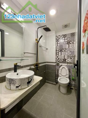BÁN NHÀ DỊCH VỌNG CẦU GIẤY  6.5 TỶ 40m  5 TẦNG MT 4  2 THOÁNG  Ô TÔ 7 CHỖ VÀO TẬN CỬA