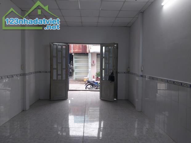 Bán nhà Bình Tân, đường Lê Đình Cẩn, 65m2, hẻm xe tải, mặt tiền kinh doanh, chỉ nhỉnh 2 tỷ - 2