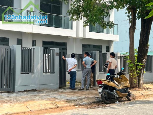 BÁN NHÀ PHỐ phường AN HÒA TP Biên Hòa 1T 1L 3pn 2w 1pk sân rộng giá chỉ hơn 1ty xíu - 1