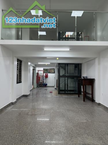 Cho thuê nhà MP Phố Huế, 110m2 mặt tiền 7m thông sàn, thang máy, PCCC