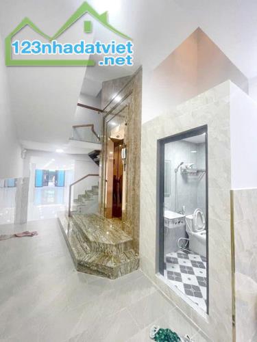 Bán CHDV mới vị trí đẹp mặt tiền đường Âu Dương Lân P.3 Quận 8 - 2