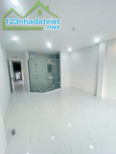 Bán CHDV mới vị trí đẹp mặt tiền đường Âu Dương Lân P.3 Quận 8 - 1
