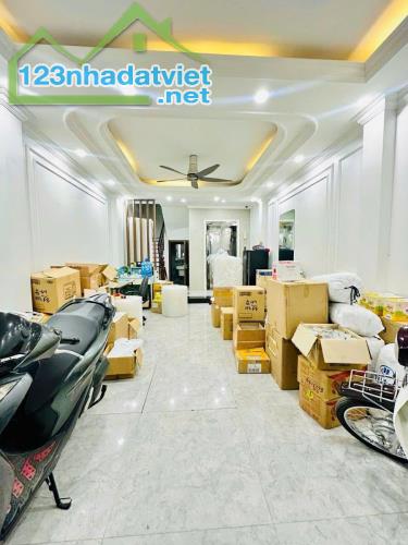 PHẢI THẬT NHANh - HOÀNG CẦU - VỊ TRÍ VIP - ĐẲNG CẤP HOÀNG GIA 44m2, 7tầng 4.1mt giá 13.8tỷ