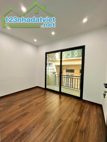 Thụy Khuê - Tây Hồ - 24m - 40m ra ô tô tránh . 5,2 tỷ - 4