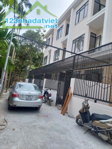 Chỉ 2,4 tỷ có nhà mới 3Tầng DT34m2, ô tô đỗ cửa. Gần chợ, trường Đại học TDTT, 1km ra QL6