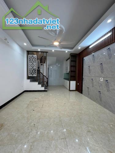 Chỉ 2,4 tỷ có nhà mới 3Tầng DT34m2, ô tô đỗ cửa. Gần chợ, trường Đại học TDTT, 1km ra QL6 - 1