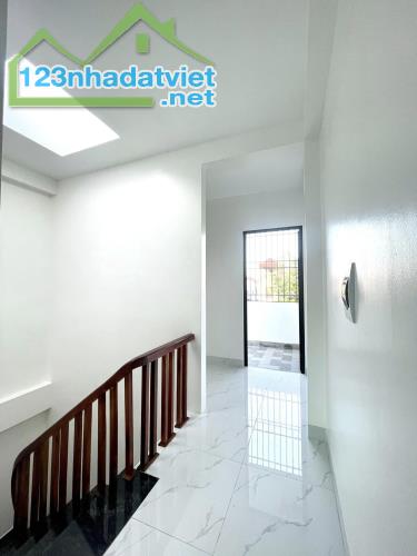 Chỉ 2,4 tỷ có nhà mới 3Tầng DT34m2, ô tô đỗ cửa. Gần chợ, trường Đại học TDTT, 1km ra QL6 - 2