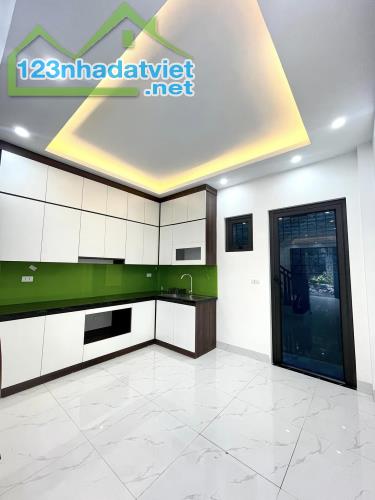 Chỉ 2,4 tỷ có nhà mới 3Tầng DT34m2, ô tô đỗ cửa. Gần chợ, trường Đại học TDTT, 1km ra QL6 - 3