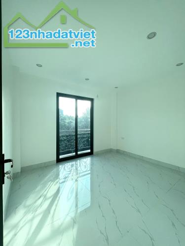 Chỉ 2,4 tỷ có nhà mới 3Tầng DT34m2, ô tô đỗ cửa. Gần chợ, trường Đại học TDTT, 1km ra QL6 - 4