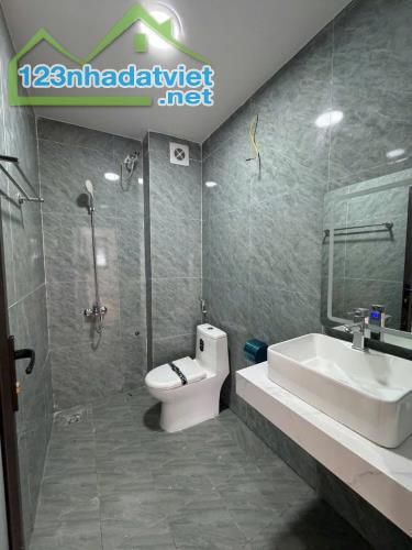 Chỉ 2,4 tỷ có nhà mới 3Tầng DT34m2, ô tô đỗ cửa. Gần chợ, trường Đại học TDTT, 1km ra QL6 - 5