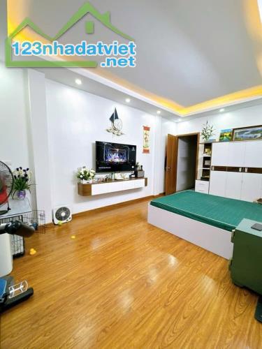 Bán Nhà. Hoàng Hoa Thám Ba Đình. Dt: 35m2 ×6 Tầng +Thang Máy. Mt:5,9m.Giá 8,9 tỷ