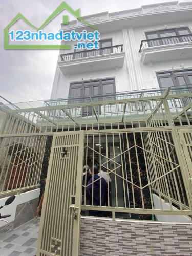 CỰC Hiếm..! Lô Góc 3 tầng, DT 45m2, ô tô đỗ gần, 100m ra gần chợ tình lam, Giá 2,9 tỷ