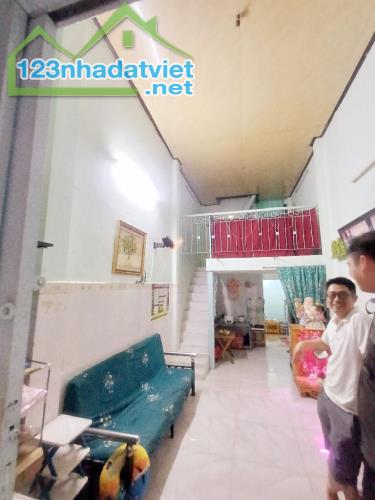 Bán nhà P.12 Q.4 nhỉnh 3ty 10m ra chợ Xóm Chiếu 3 tầng BTCT 4PN - 2