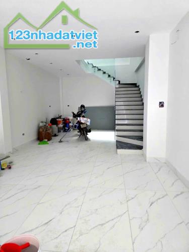 Bán nhà Hoàng Cầu, Đống Đa, 45m², 5 tầng, MT 4,5m, thang máy chờ, view hồ giá 12,5 tỷ - 3