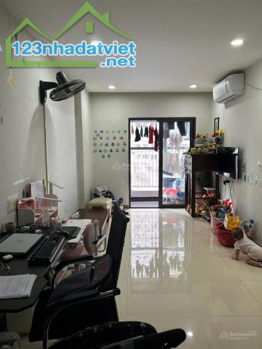 Cho thuê chung cư 1 + 1PN 1WC 49m2 tầng thấp view nội khu Xuân Mai Complex, Tố Hữu,