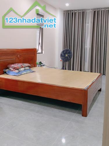 Rẻ nhất khu vực! Bán nhà Cổ Linh - Ô tô tránh - Góc 81m2*5T*5m - Thang máy - 350m tới Aeon