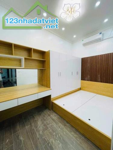 Nhà Đẹp Định Công -Hoàng Mai , DT:40m2 ,Giá hơn 5tỷ ,30m ra oto