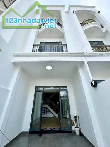 Nhà 3 lầu hoàn công 3ty6 ngay chợ Bửu Hoà Biên Hoà đường xe hơi