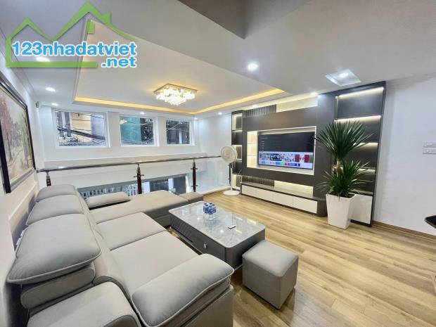 Bán Nhà Phố Quan Nhân, Thanh Xuân, 40m2, 5 Tầng Full Nội Thất 5 Sao, Gần Ô Tô, Nhỉnh 7 Tỷ