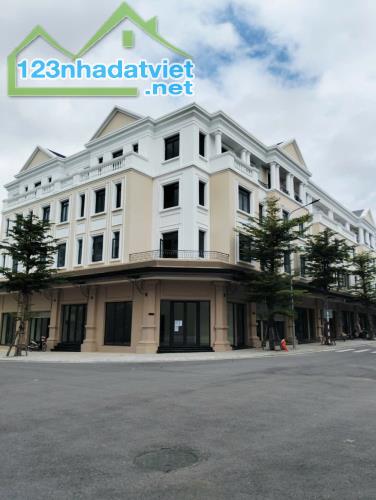 𝙱Á𝙽 𝙲Ă𝙽 NHÀ GÓC 2 𝙼Ặ𝚃 𝚃𝙸Ề𝙽 TẠI VINCOM SHOPHOUSE ĐÔNG HÀ - 2