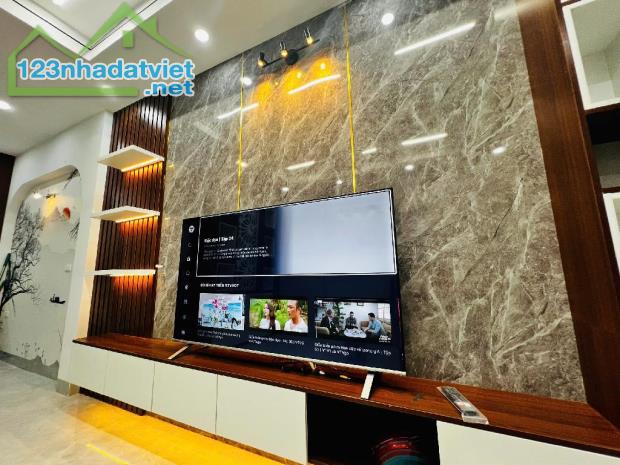 Bán nhà Nguyễn Khoái siêu hót dân xây lô góc 3 thoáng DT 40m2 giá hơn 5 đồng - 2